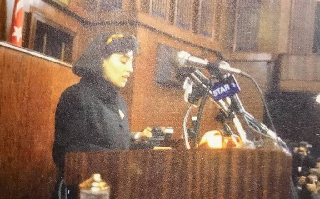 TBMM’de ırkçılığa yanıt: „Leyla Zana onurumuzdur“