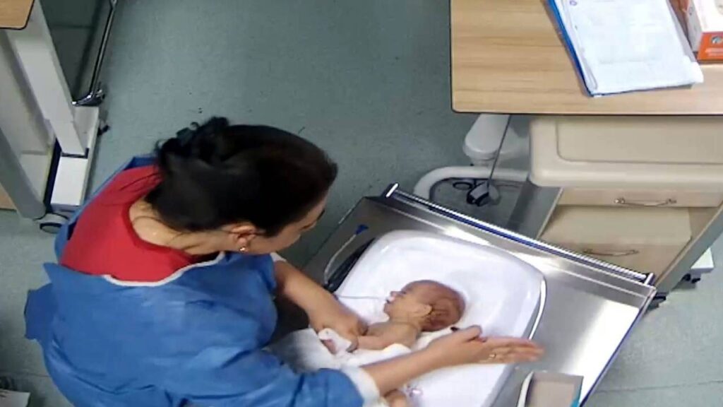 5 günlük bebeği darp ederek engelli kalmasına neden olan hemşire hakkında 5 yıl sonra yakalama kararı çıkarıldı