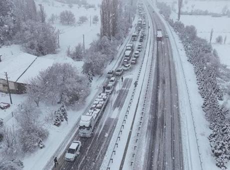 Kar bir anda bastırdı! Karayolu 3 saat trafiğe kapandı