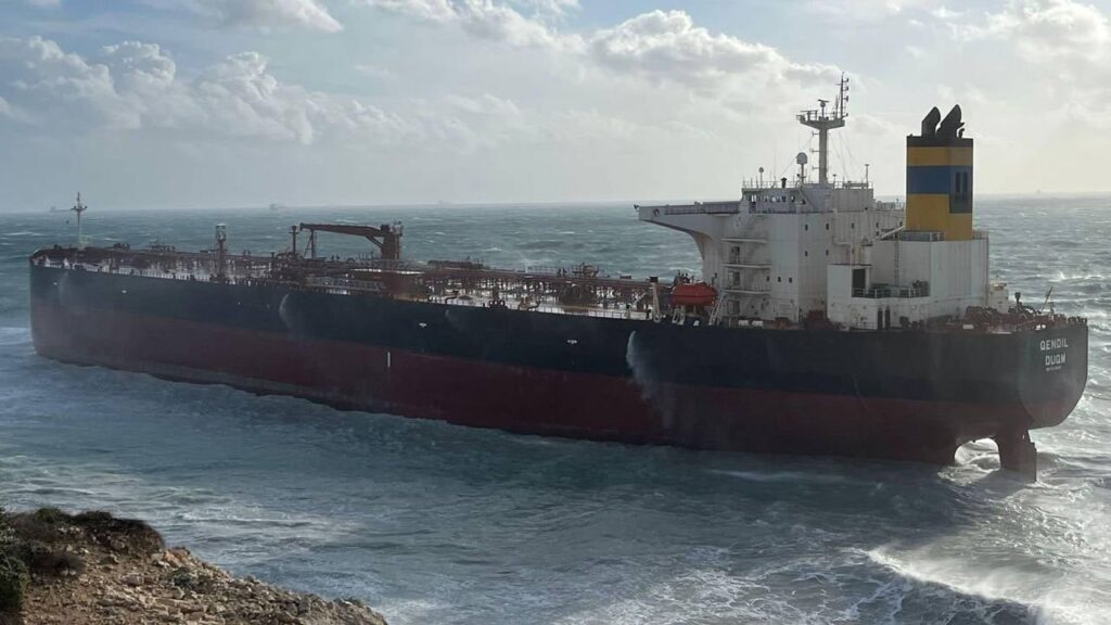 Bozcaada’da lodos fırtınası: 249 metrelik tanker karaya oturdu