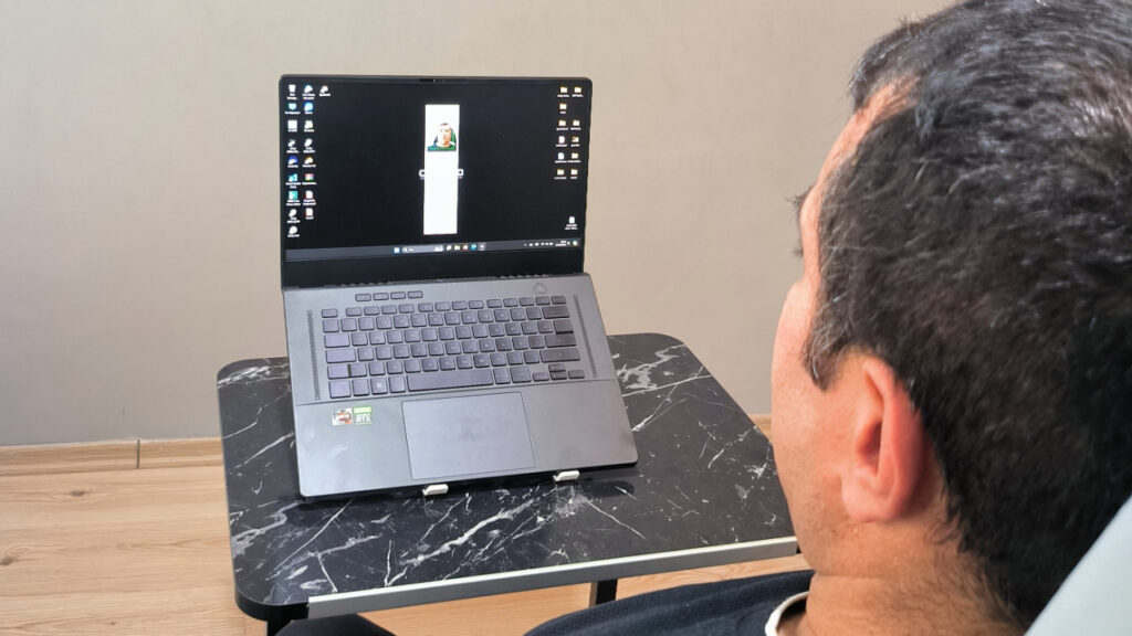 Проследяване на очите без допълнително оборудване: Проект EyeMo за хора с ALS и парализа