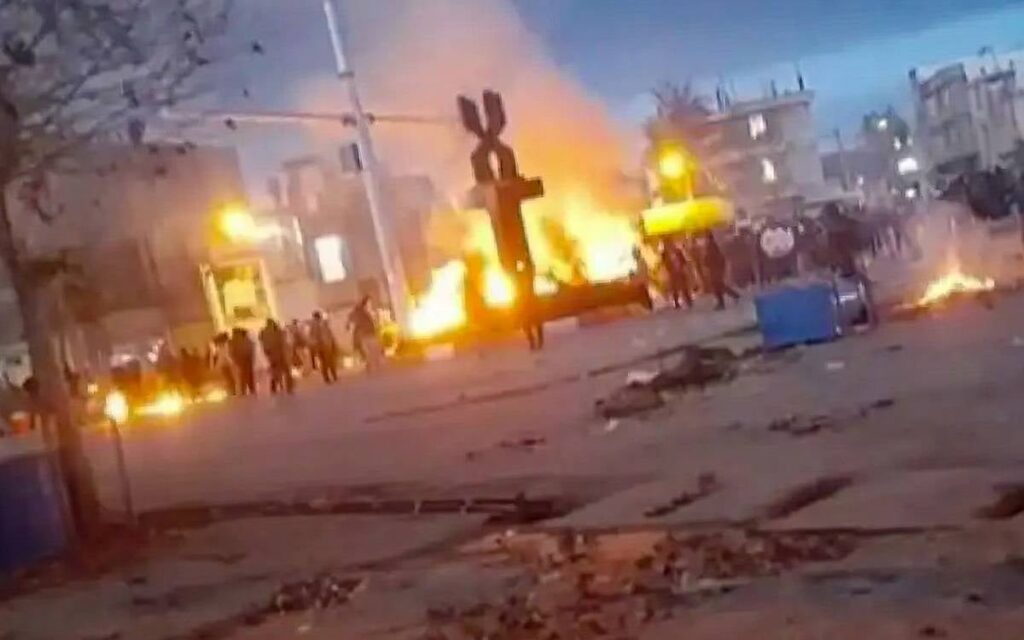 İran İslam Cumhuriyeti içeride halkın talepleri, dışarıda ABD’nin askeri baskısı arasında sıkıştı