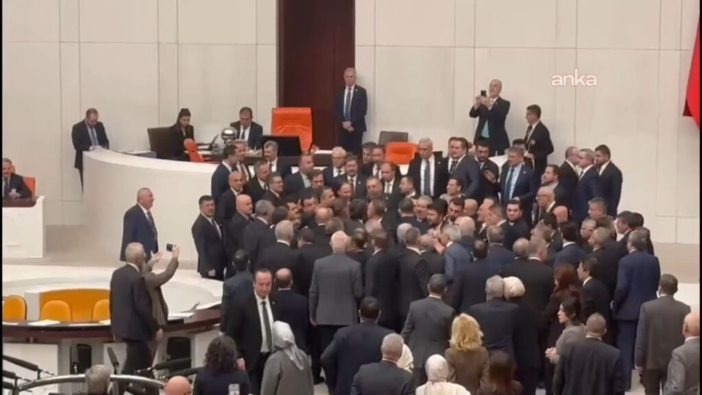 TBMM’de ’emekli tabutu’ kavgası: Vekiller birbirine girdi