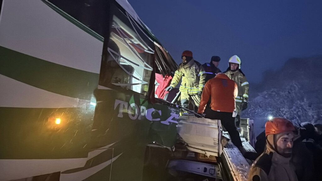 Пътнически автобус се сблъсква с камион в Токат: 13 ранени