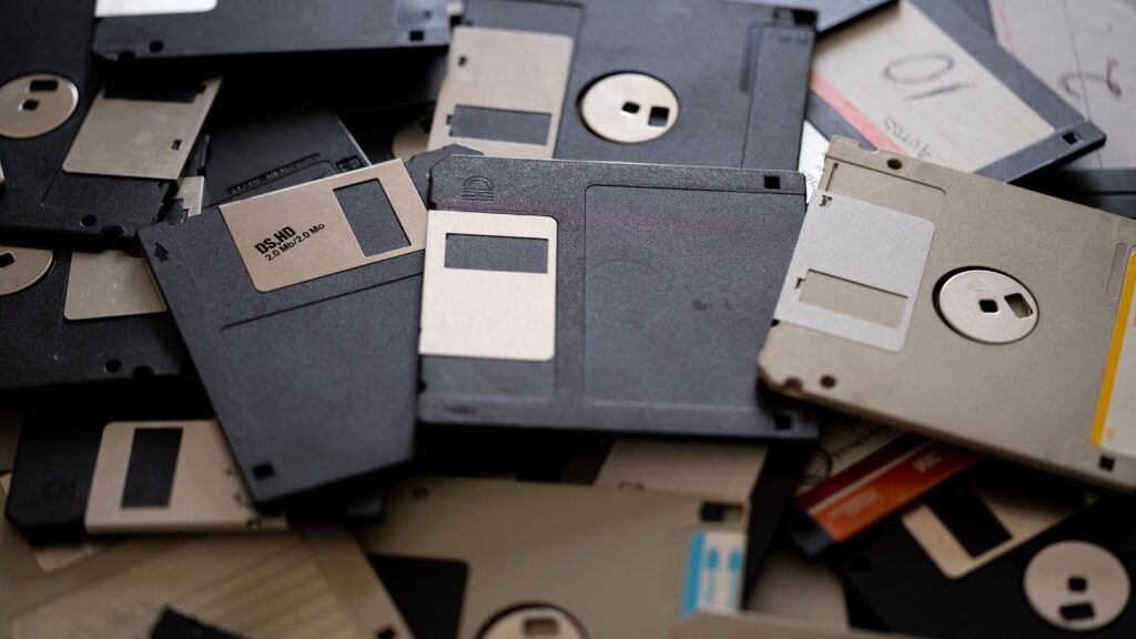 Uzaktan kumandaları unutun: Sadece bir disket takın, keyfinize bakın!